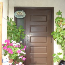 Before : 玄関ドアが古くなりモダンな感じのドアにしたい