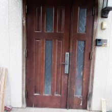 Before : 木製の既存玄関ドア